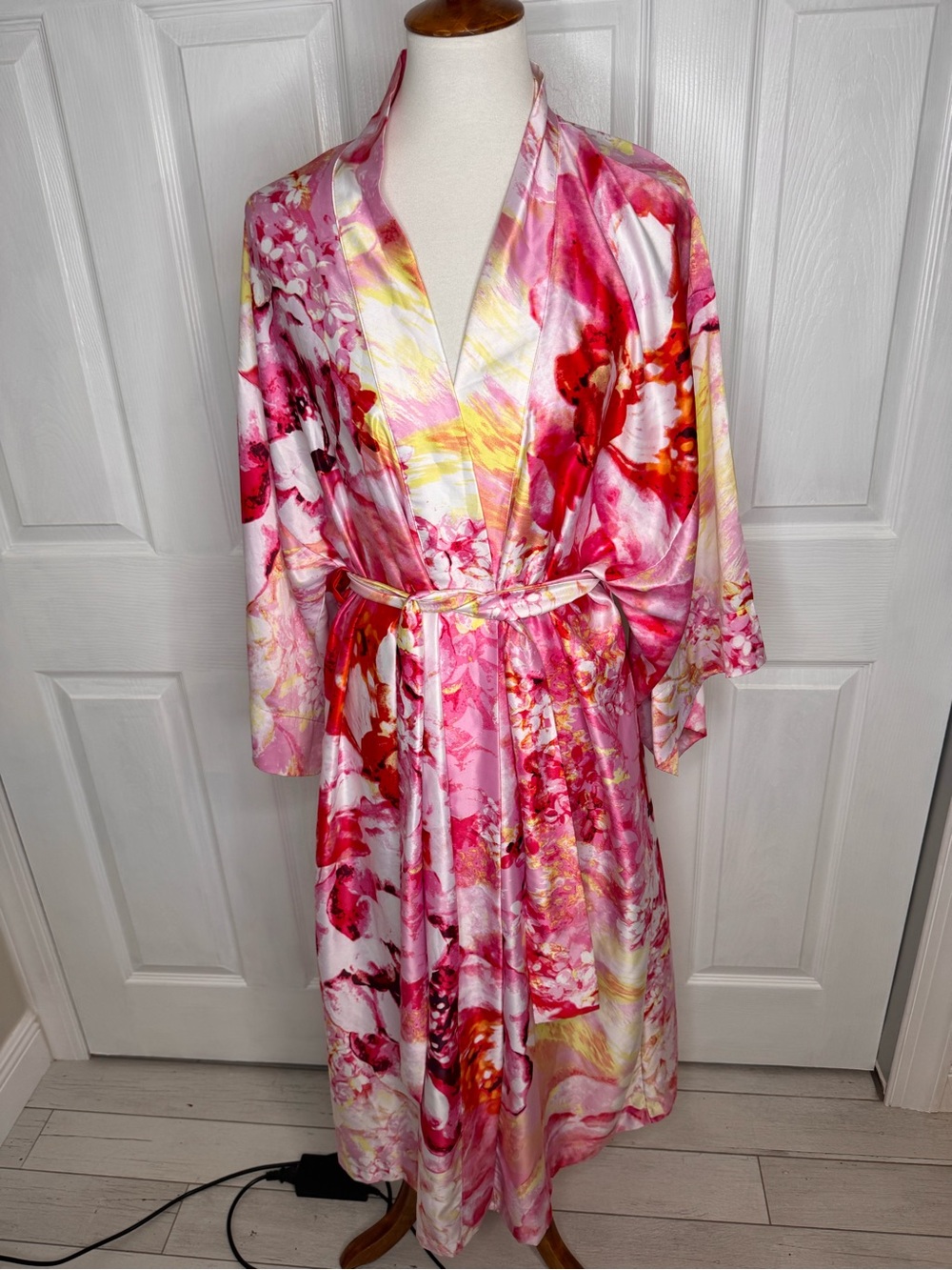 Natori Floral Satin Robe Kimono Pink Red Long Belted Lounge Size Medium